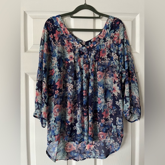 LC Lauren Conrad Tops - LC Lauren Conrad Size MEDIUM floral blouse 🌸